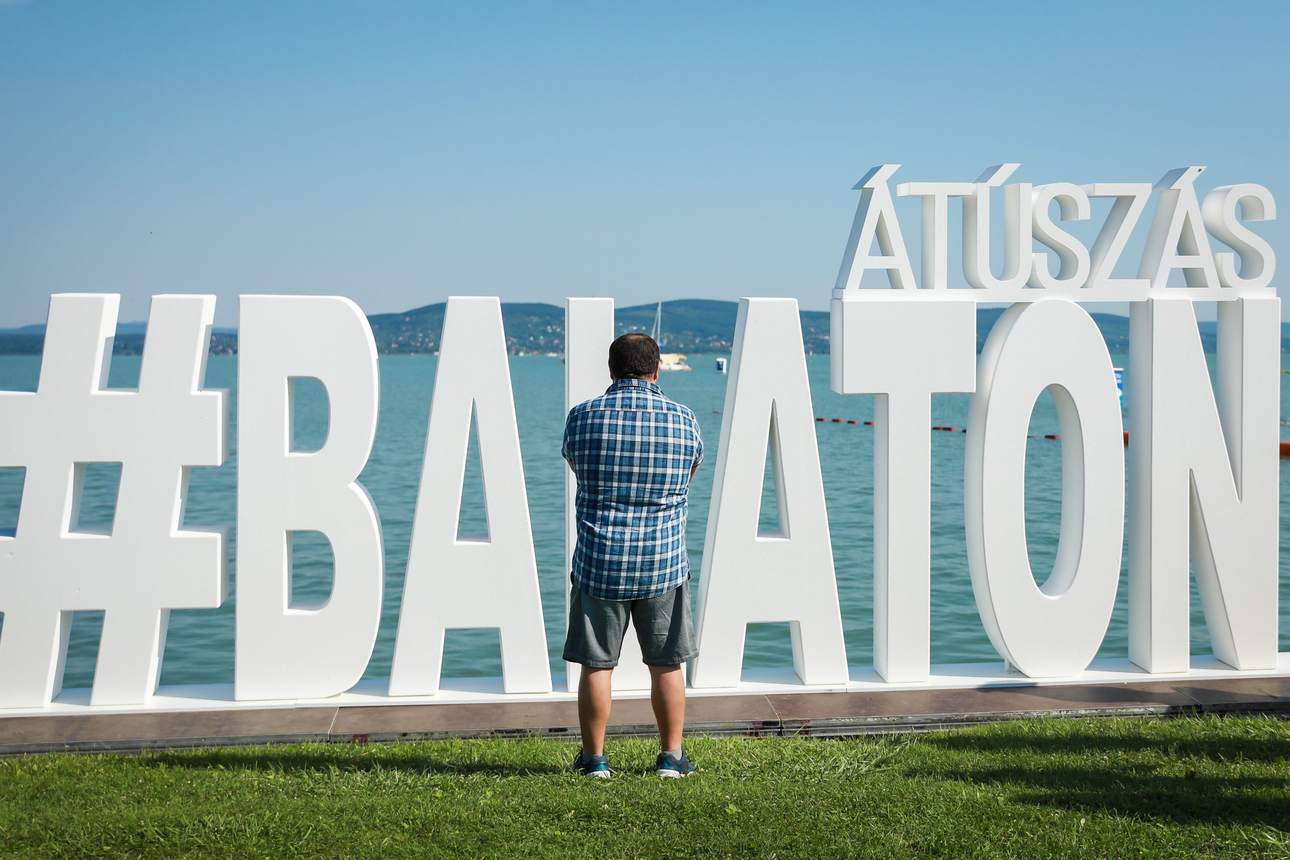 Elhalasztották a Balaton-átúszást