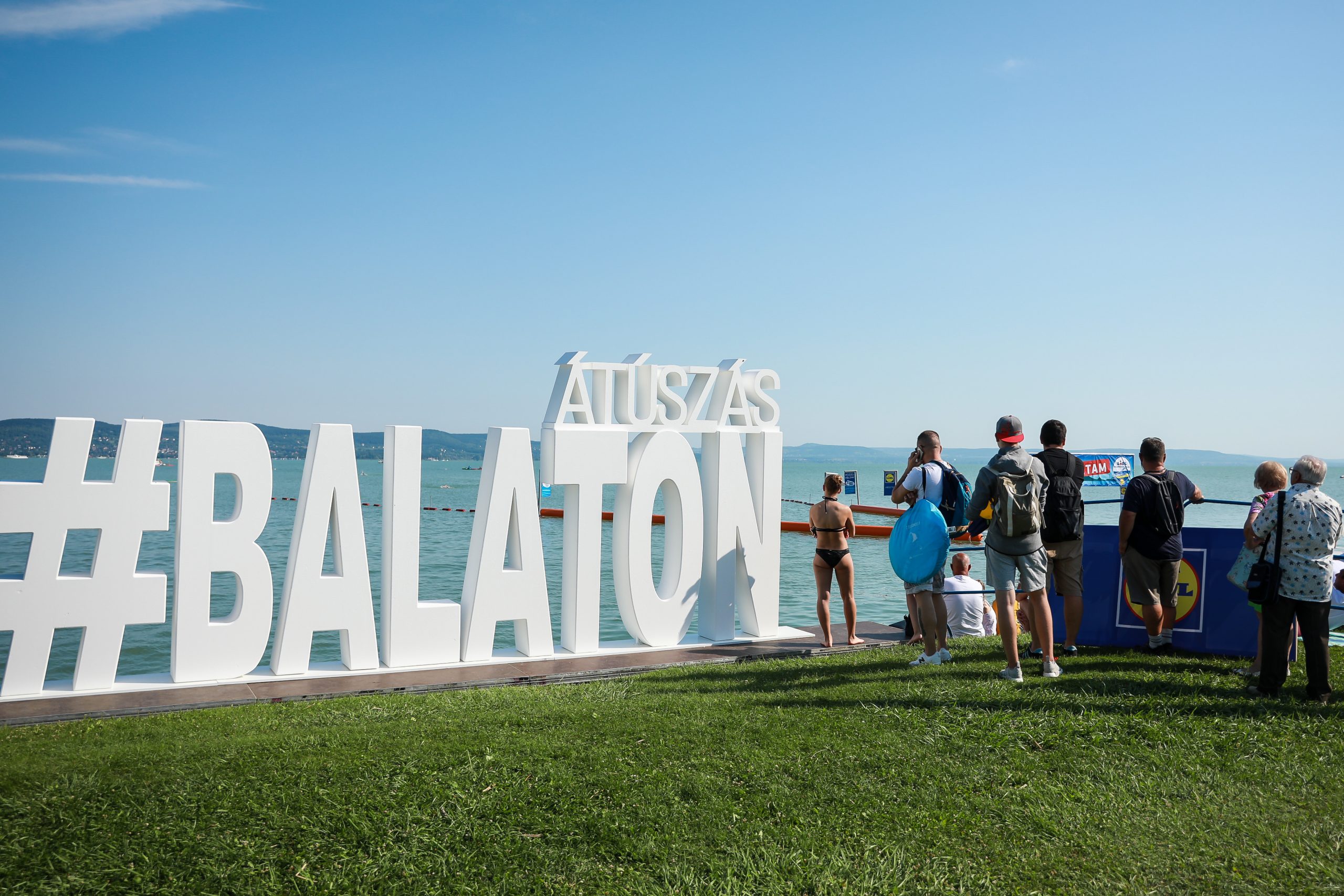 Több mint tízezren teljesítették a Balaton-átúszást