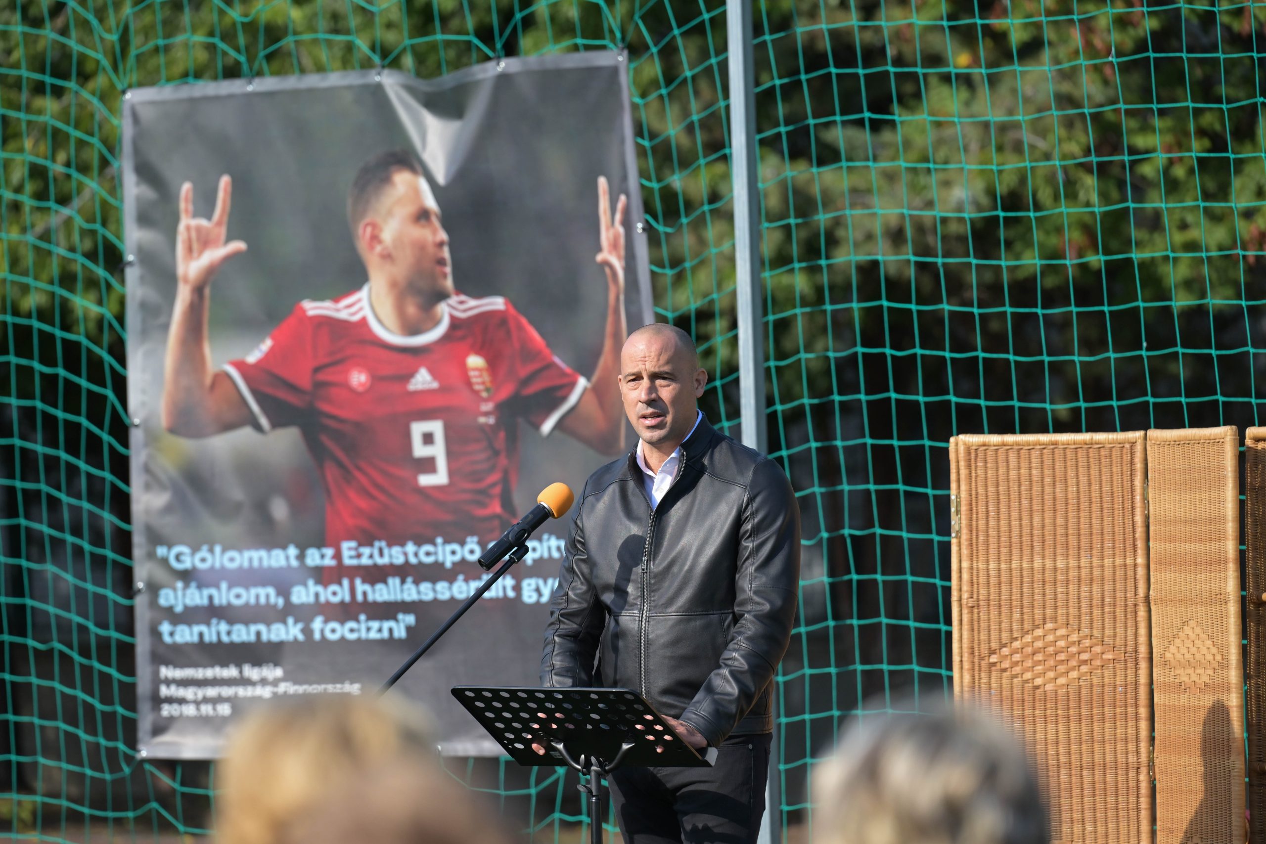 Műfüves focipályát adtak át a hallássérültek budapesti tanintézetében