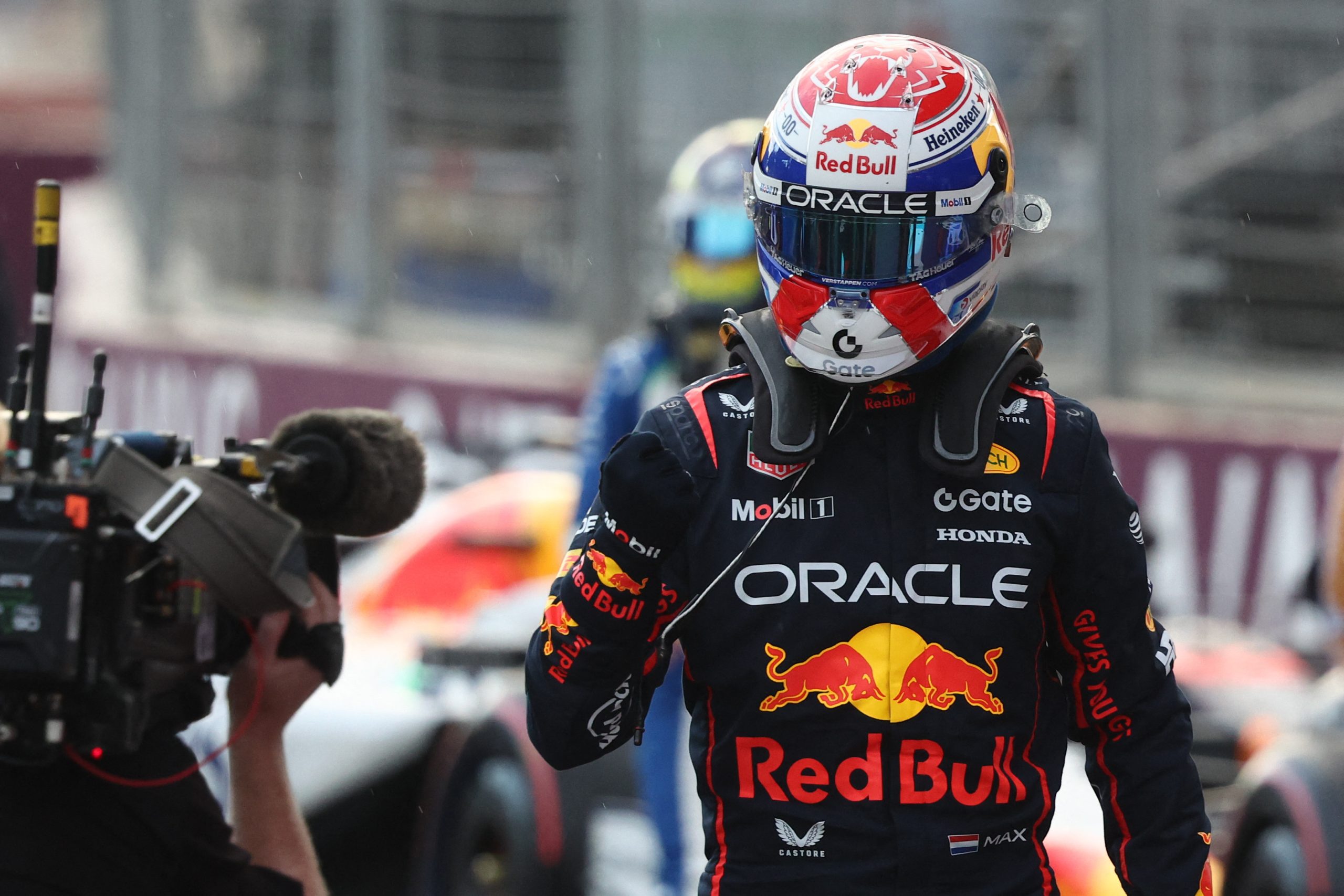 Verstappené a pole pozíció Bakuban