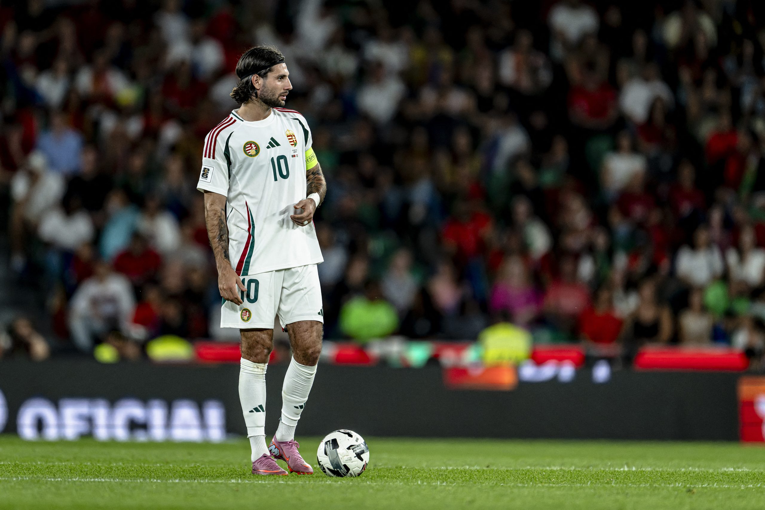 Baj van Liverpoolban – mindenki azt lesi, Slot hogyan dönt Szoboszlaival kapcsolatban