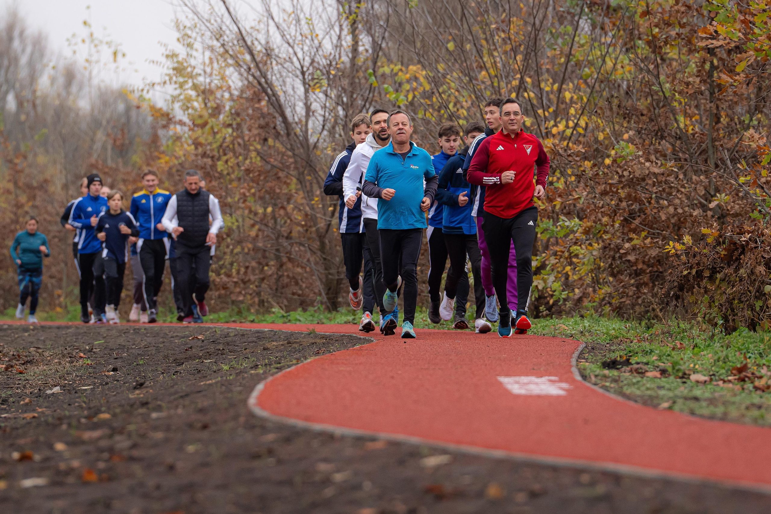 Debrecenben új futópályát adott át Révész Márius