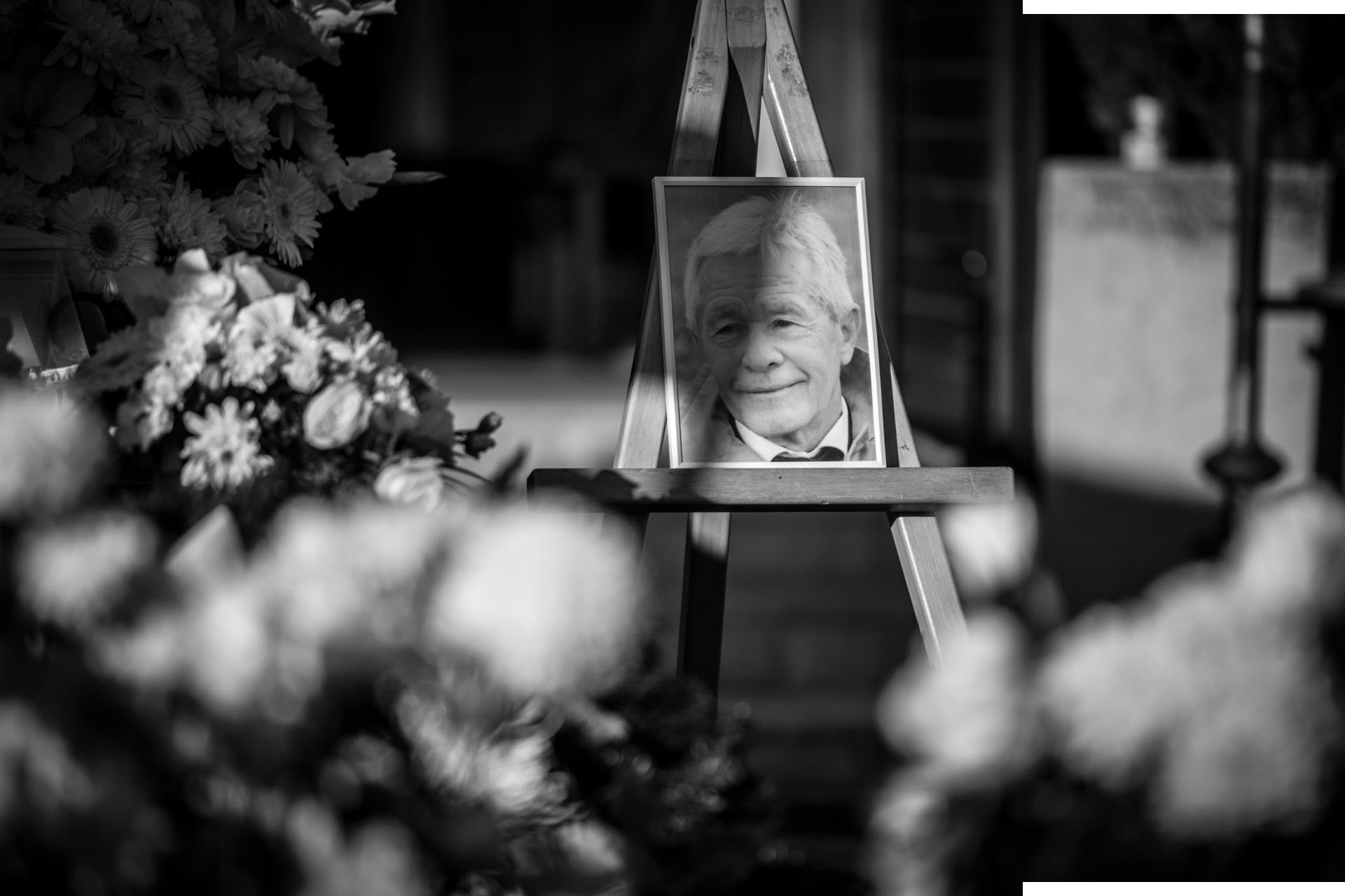 Örök nyugalomra helyezték Mezey Györgyöt