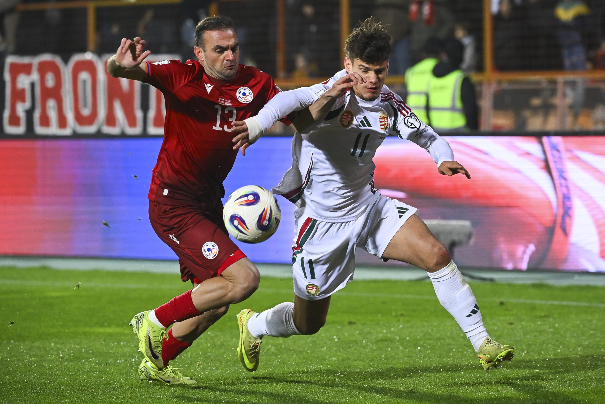 Varga Barnabás góljával vezet a magyar válogatott Jerevánban