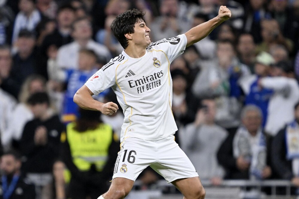 Fejelt, kapásgólt lőtt és sarkazott